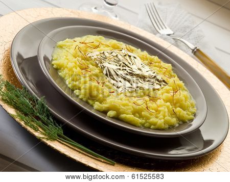 saffron risotto with gold leaf 