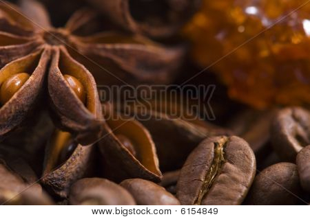 Aroma Kaffee. Zutaten. Kaffee Bohnen, Anis, Zimt, Zucker