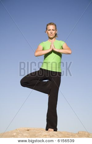 Yoga kvinde på det ene ben