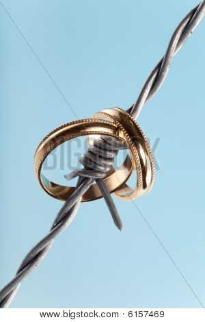 Anéis em arame farpado