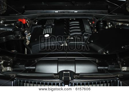 Černý motor pod kapotou