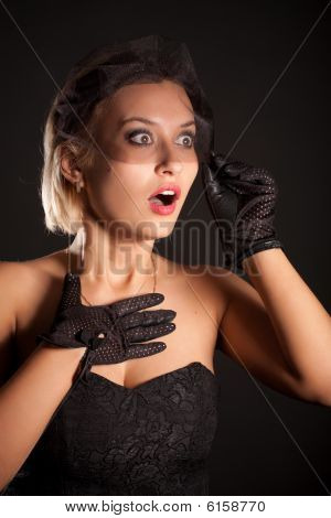 Retrato de mujer de estilo Retro sorprendida en vestido negro, Veill