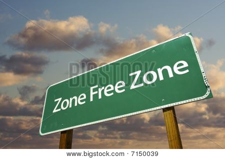 Zone gratis Zone grøn vejskilt og skyer