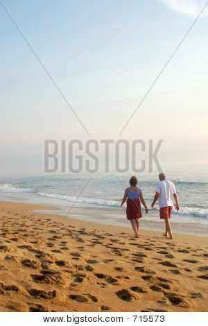 浜で歩くカップル