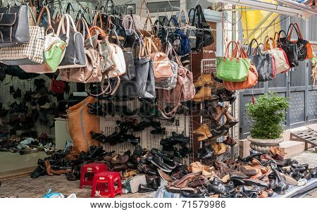 Secondand clothings and handbags for sale