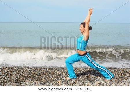 donna che indossa clothers sporty è fare esercizio sulla costa del Mar