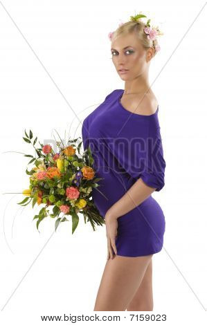 Menina de vestido roxo