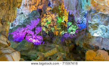 Dong Thien Cung Cave In Halong.