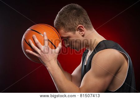 Basketball player pressing ball to his forehead