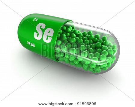 Vitamin capsule Se (clipping path included).