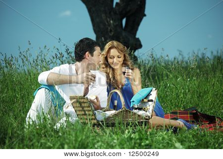 homme et femme sur pique-nique