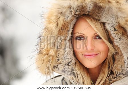 žena ve winter parku