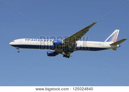 ST. PETERSBURG, RUSSIA - AUGUST 21, 2015: Flying Boeing 777-312 (EI-end) of the company 