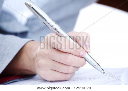 ペンでの女性の書き込み