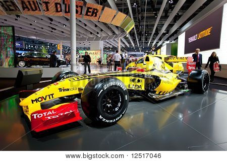 Mosca, Russia - 25 agosto: Giallo Sport auto Fomula 1 Renault a Mosca Mostra internazionale Int