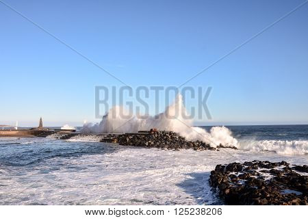 Photo Picture of a BIg Wave in the Ocean