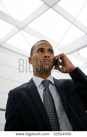 Retrato de hombre de negocios serio hablar por teléfono
