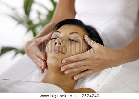 Kvinde har en ansigt massage