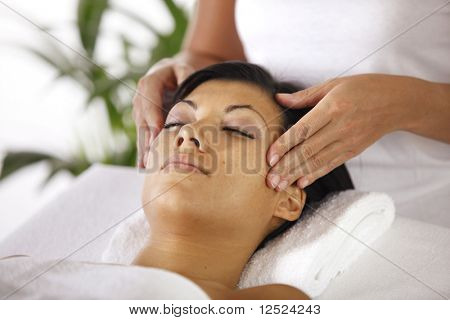 Kvinde har en ansigt massage