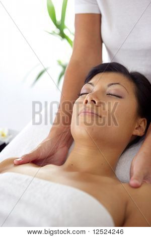 Smuk kvinde får en massage