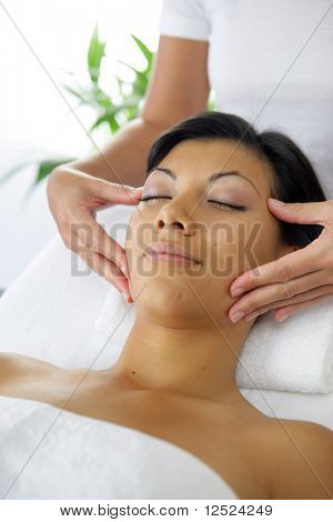 Kosmetolog giver en massage
