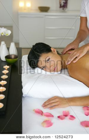 Smuk asiatisk kvinde at have en massage