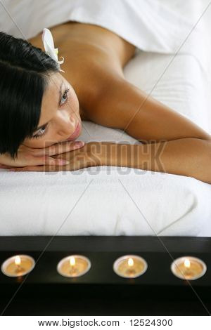 Smuk kvinde i et massagerum