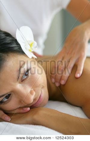Kvinde får en massage