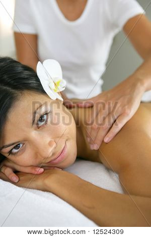 Kvinde får en rygmassage