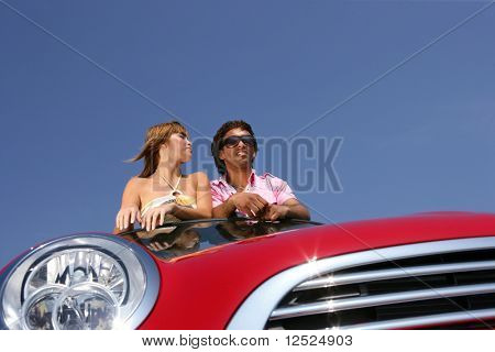 Coppia in auto convertibile rossa