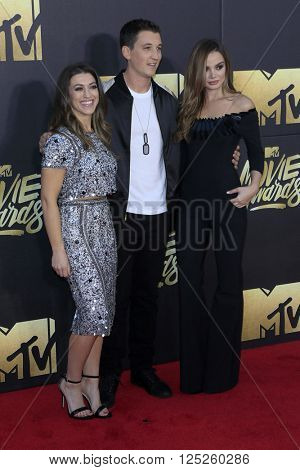 LOS ANGELES - APR 9:  Dana Teller, Miles Teller, Kaleigh Sperry at the 2016 MTV Movie Awards Arrivals at the Warner Brothers Studio on April 9, 2016 in Burbank, CA