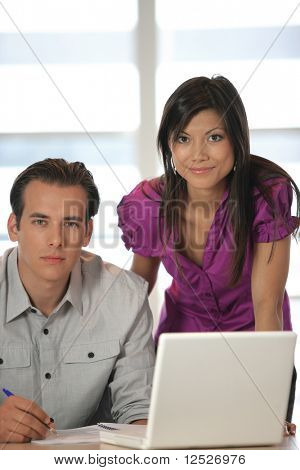 Gens d'affaires au bureau