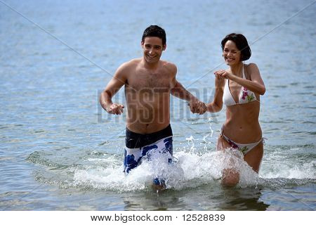 Man een d vrouw uitgevoerd in de hand van water in de hand