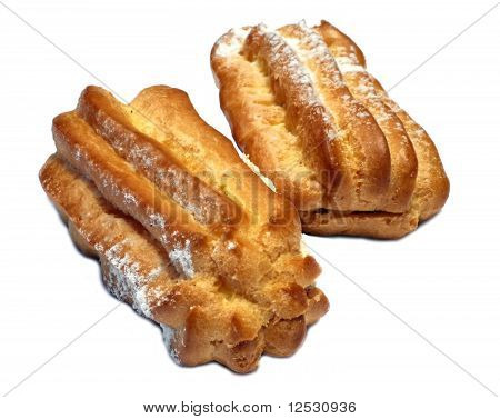 Twee smakelijke zoete taartjes eclairs met een crème op een witte achtergrond
