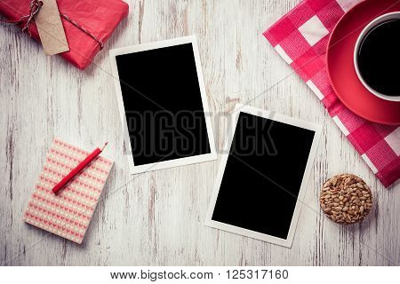Coffee cup on napkin photos and pen on wooden table