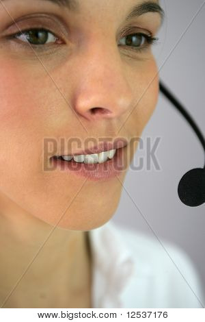 Portrét ženy s talkback sluchátka