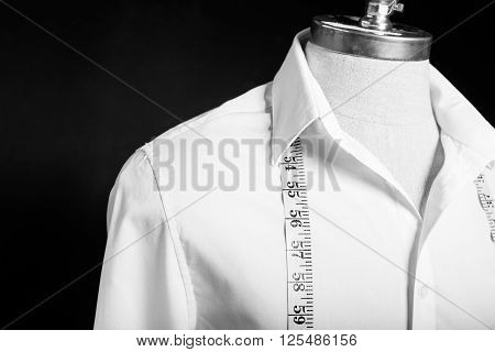 Shirt on maneken with white measurement tape