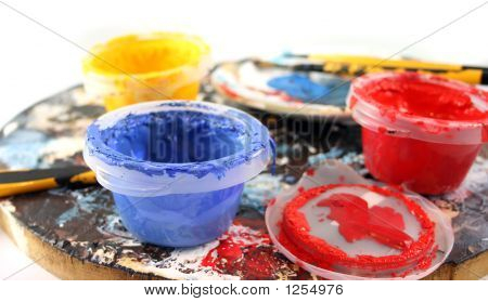 Paintbrushes บนพื้นหลังสีขาว