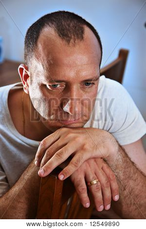 Pensiero triste uomo