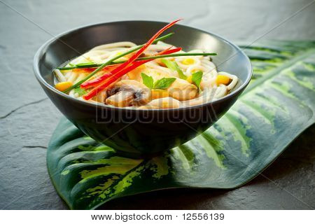 碗鸡肉、 蘑菇、 甜玉米、 辣椒与亚洲面汤