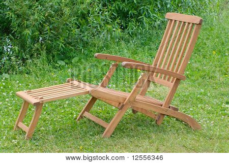 เก้าอี้พับบนหญ้าสีเขียว