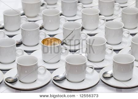 ถ้วยกาแฟในแถวสีขาว