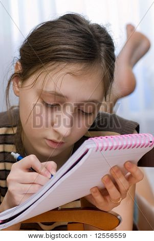 สาววัยรุ่นให้เป็นไดอารี่