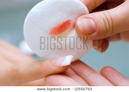 ผ้าเช็ดปากคลี่วานิชที่บนเล็บ