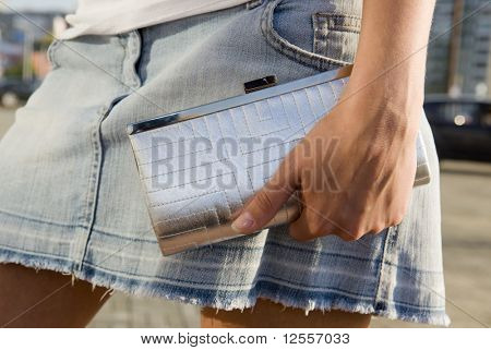 ผู้หญิงวางตัวกับกระเป๋าเงิน