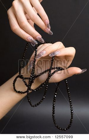 Collana in belle mani con manicure efficace