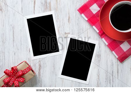 Coffee cup on napkin photos and pen on wooden table