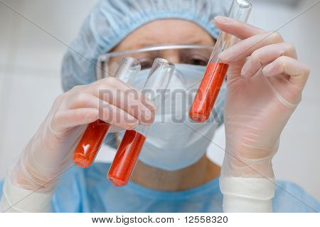 Assistente di laboratorio indaga un pericoloso fiale