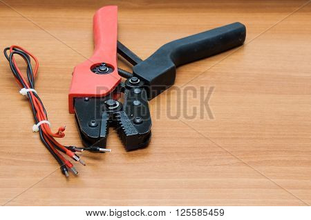 Set for the installation of wiring press crimping pliers for insulated terminals and connectors.