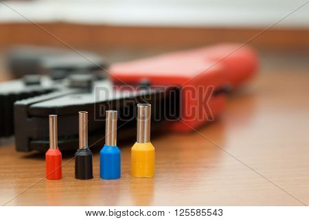 Set for the installation of wiring press crimping pliers for insulated terminals and connectors.